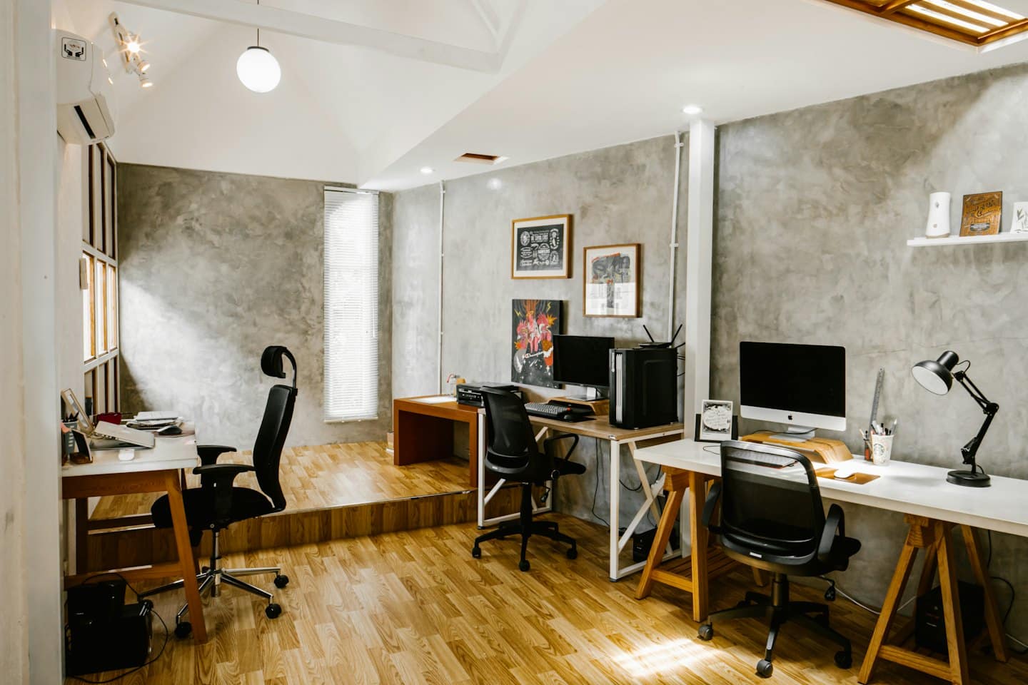 Home Ufficio moderno e vuoto con postazioni minimaliste e pavimenti in legno.