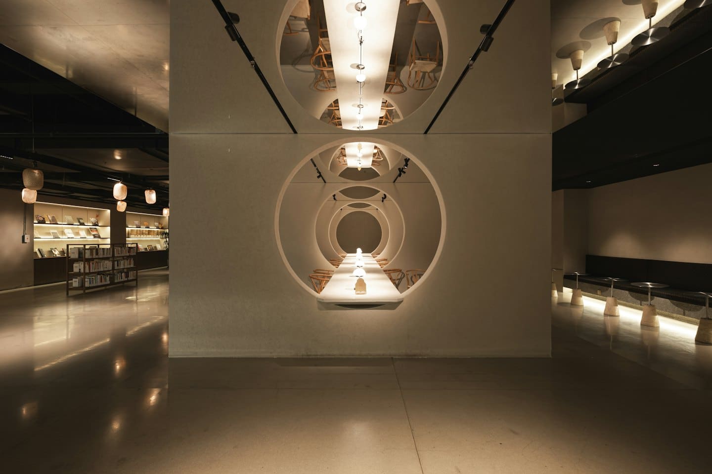 Home Spazio commerciale moderno con aperture circolari nel muro e arredamento minimalista.